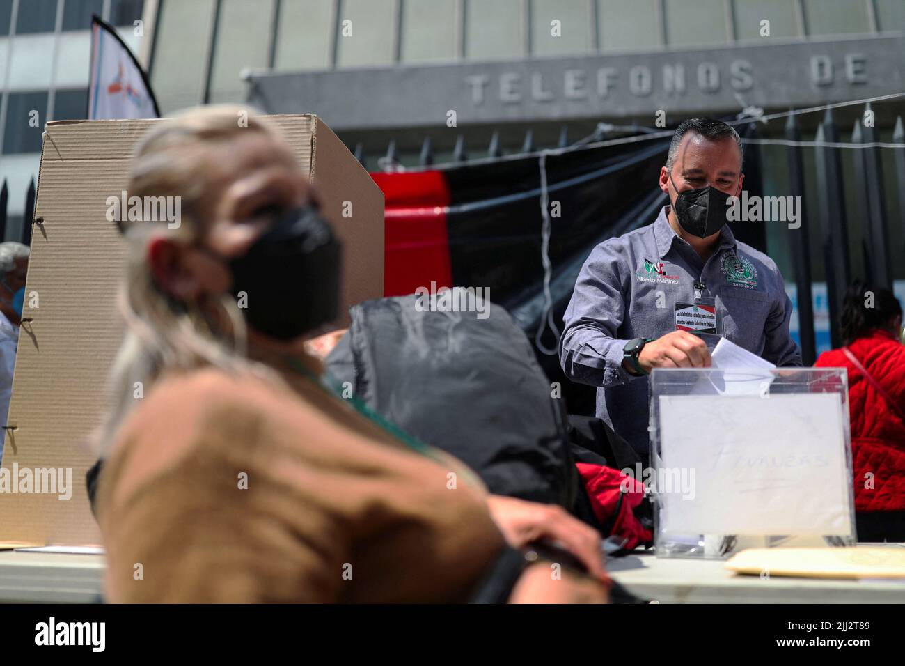 Un trabajador de Telmex vota fuera de la sede de Telmex luego de que el sindicato de la compañía se declarara en huelga después de no llegar a un acuerdo con la compañía sobre un nuevo convenio colectivo laboral, en Ciudad de México, México, el 22 de julio de 2022. REUTERS/Edgard Garrido Foto de stock
