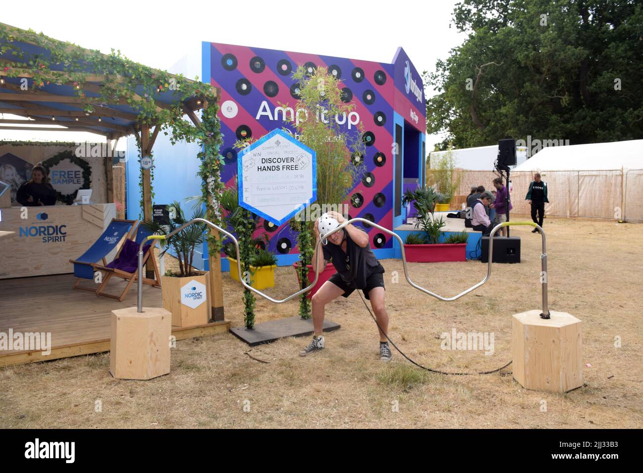 Henham Park, Suffolk, Inglaterra. 22nd de julio de 2022, Latitude Festival - reto para completar el curso sin tocar el cable. Crédito: Liz Somerville/Alamy Live News Foto de stock