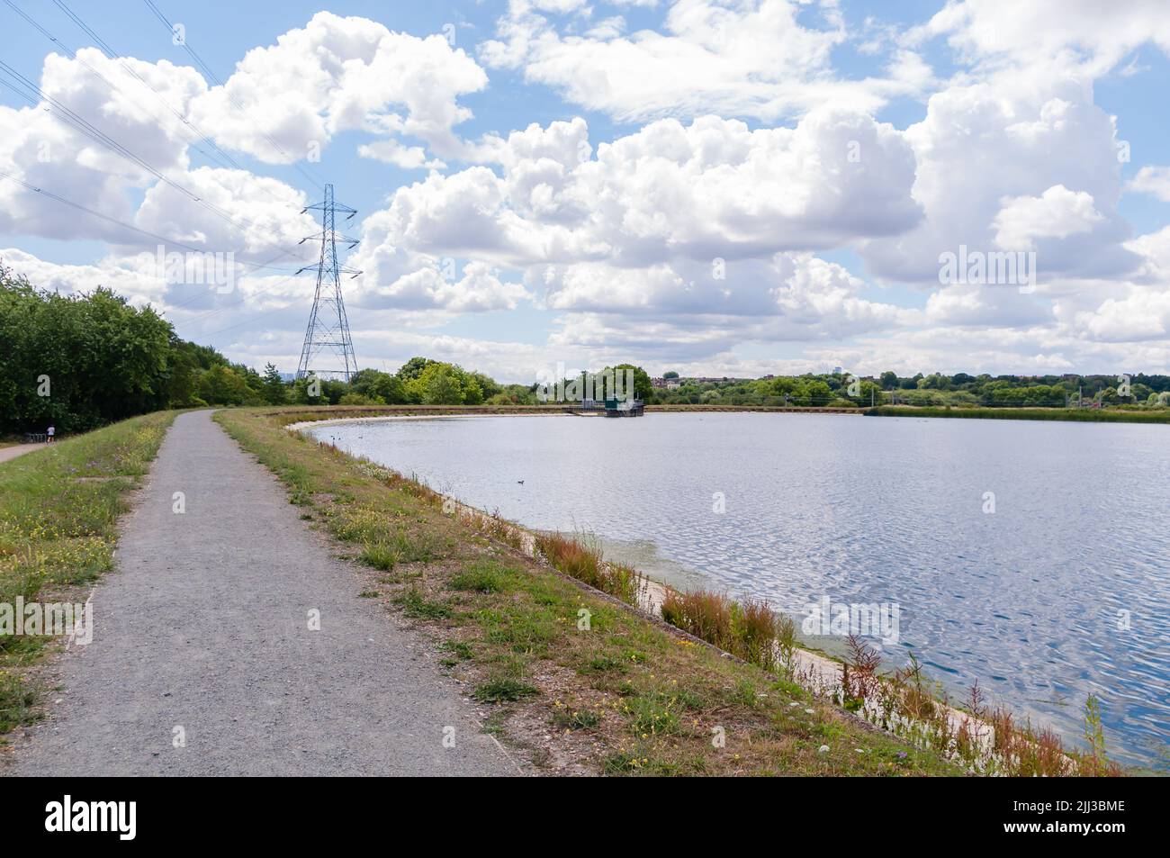 Camino a través de Walthamstow Wetlands, Waltham Forest, Londres, Foto de stock