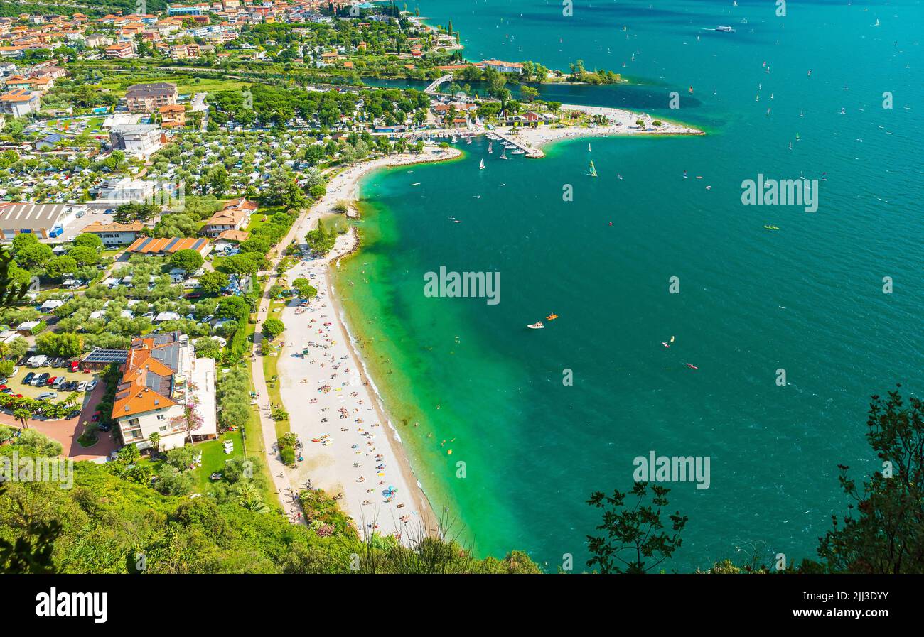 Vista aérea en el popular pueblo turístico Linfano y Torbole al norte del lago de Garda, Italia. en un hermoso día de verano. Agua Azul, rocas, mountai Foto de stock