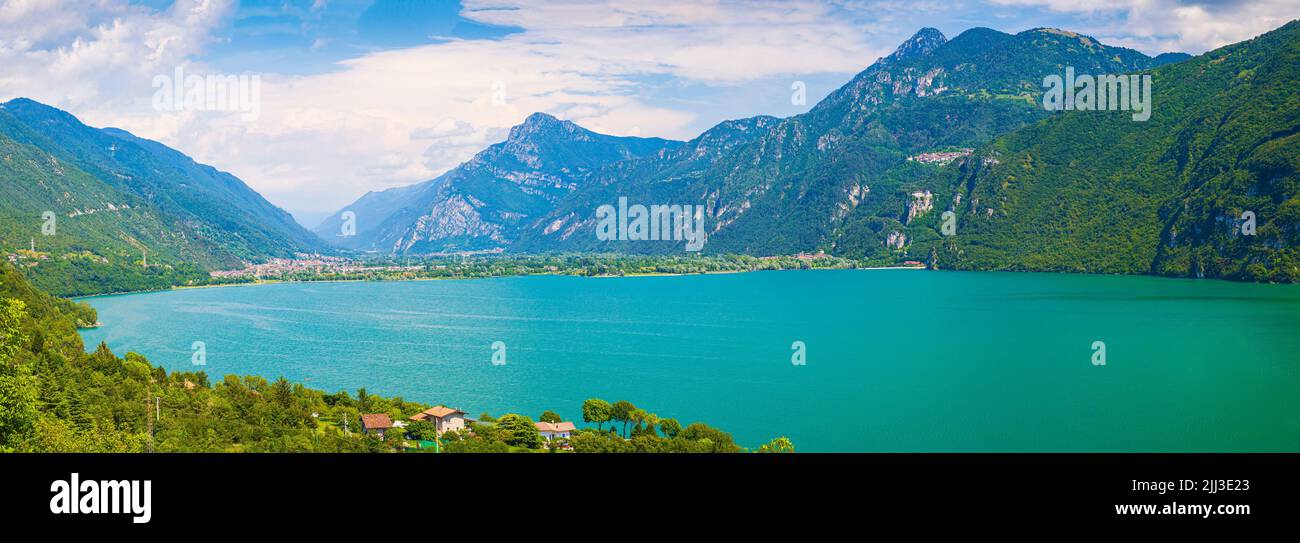Hermosa vista sobre el lago Idro Italia. Casas, pequeño poblado situado en el primer plano y el agua azul y las montañas en el fondo. Foto de stock