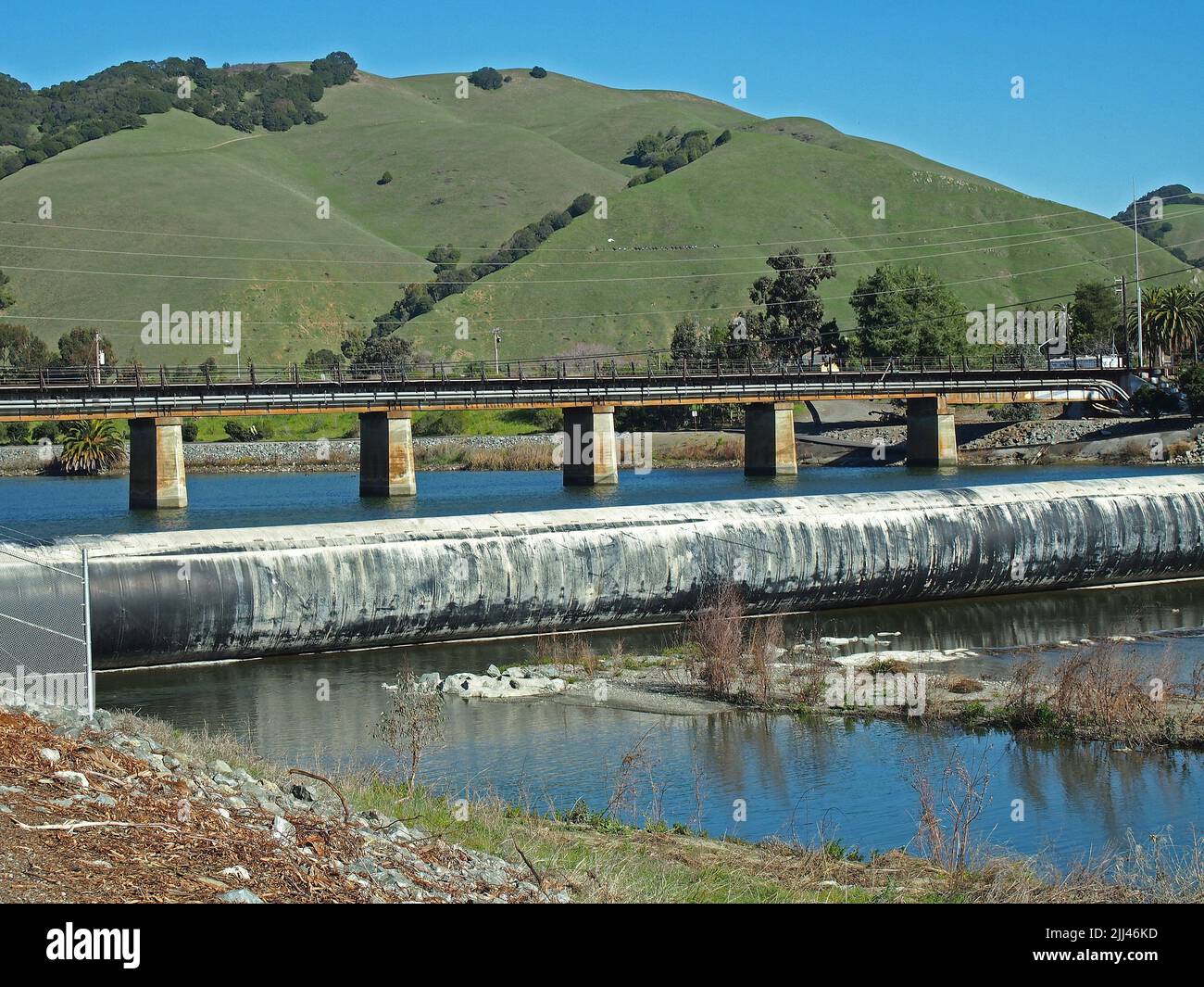 Dique de goma, en la Alameda Creek, Fremont, California Foto de stock