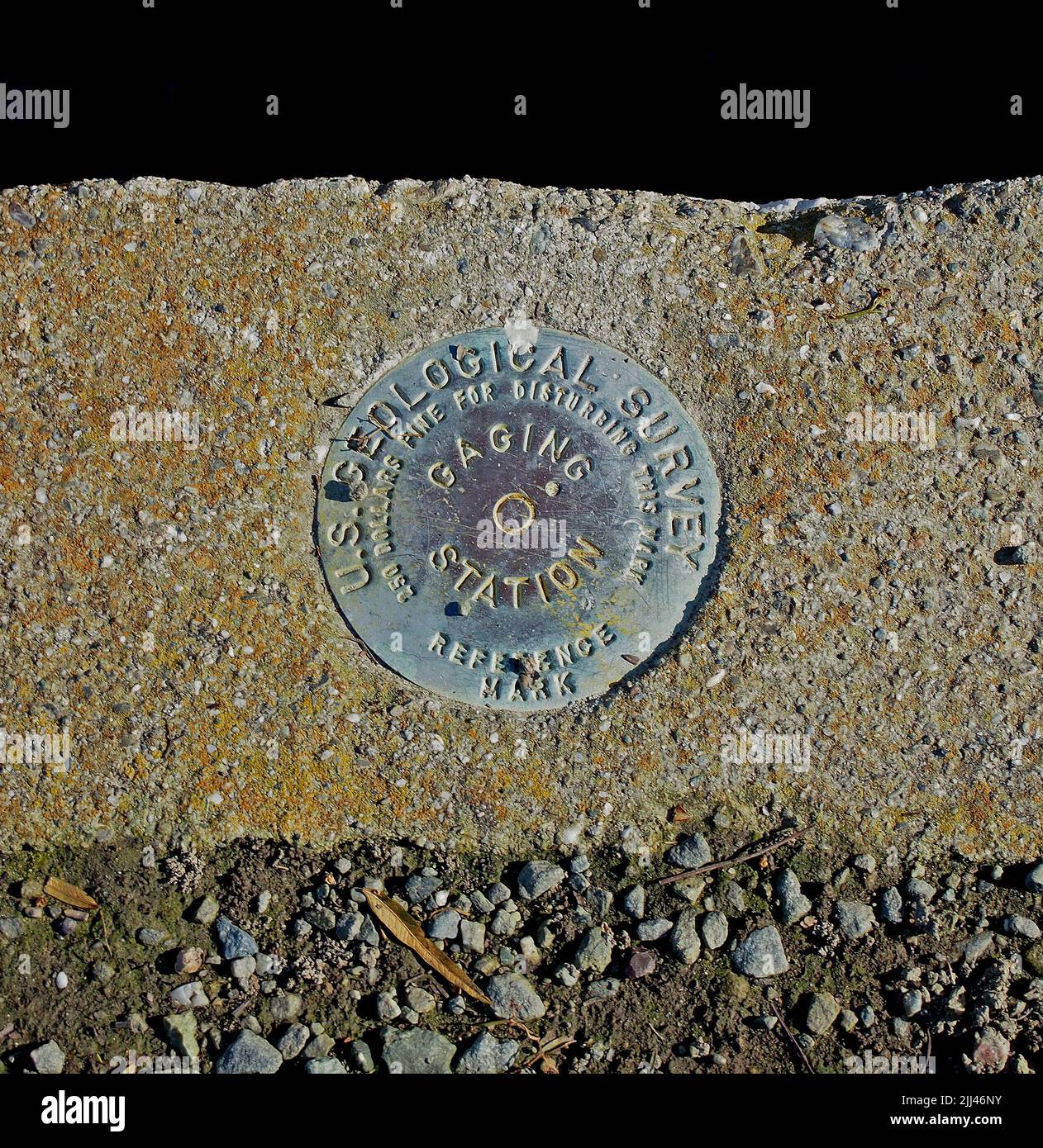 Marcador de referencia de la estación de gagging de la encuesta geológica DE EE.UU., junto al sendero Alameda Creek en Union City, California Foto de stock
