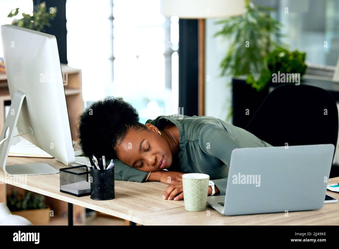 Las siestas de poder son útiles para la productividad Una joven empresaria que toma una siesta