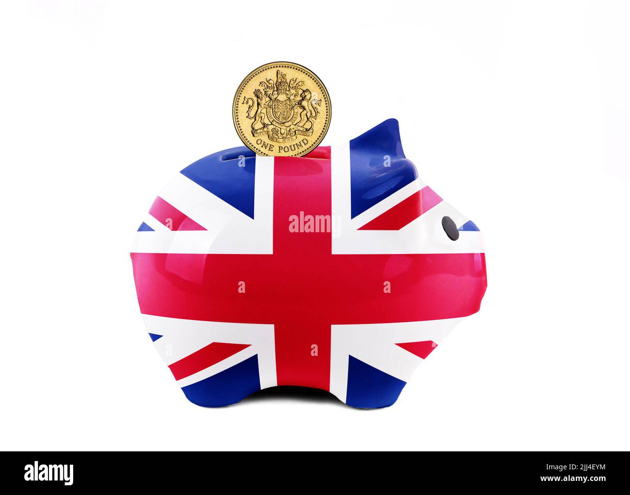Concepto de inflación en el Reino Unido con banco de cerdos pintado con bandera británica con depósito de monedas. Concepto de ahorro debido al aumento de las tasas de interés y la alta inflación. Es Foto de stock