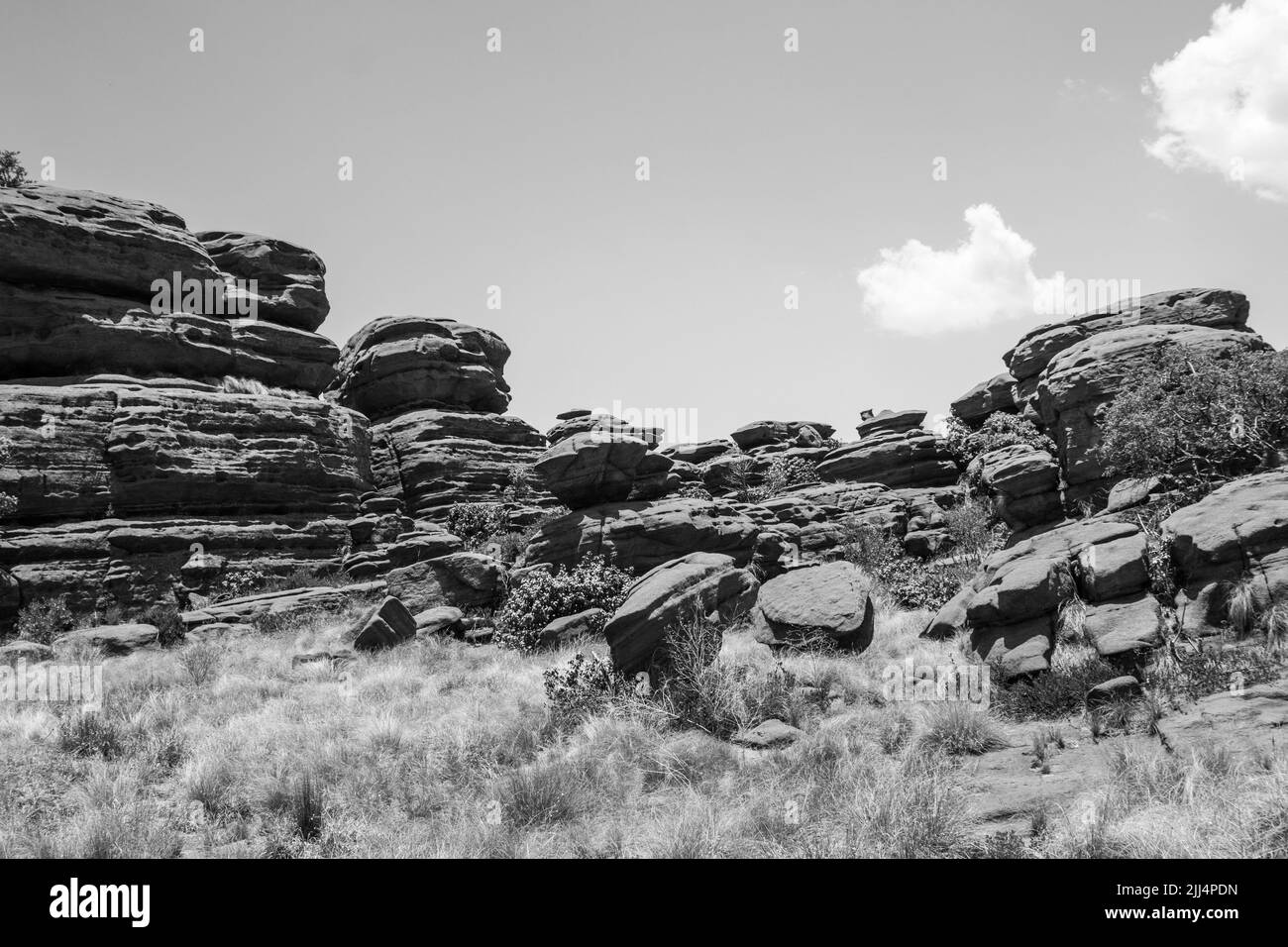 Vista en blanco y negro de las extrañas formaciones rocosas de la cuarcita desgastada en las montañas Magaliesberg Foto de stock