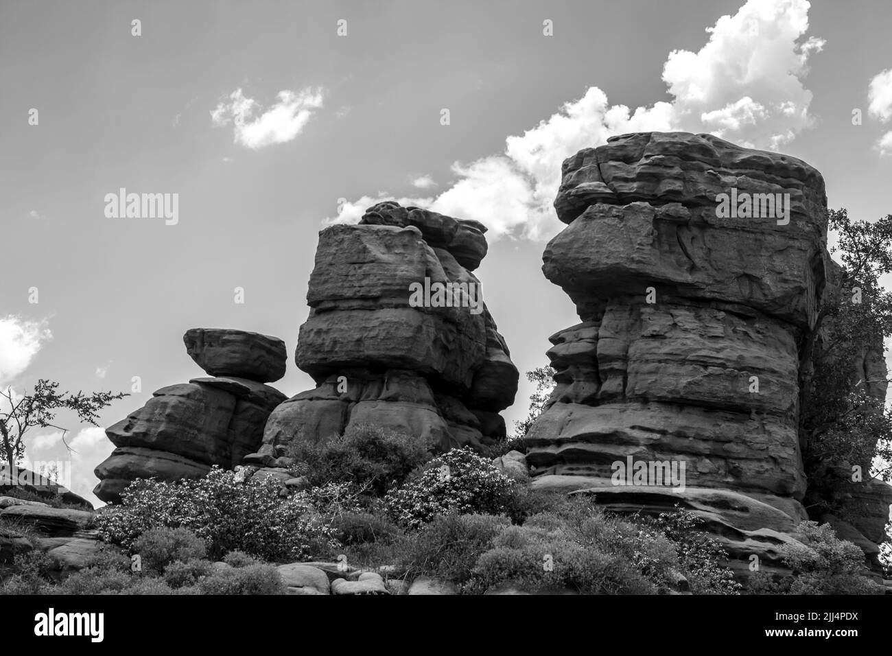 Tres pilares de roca en blanco y negro en la montaña Magaliesberg, Sudáfrica Foto de stock