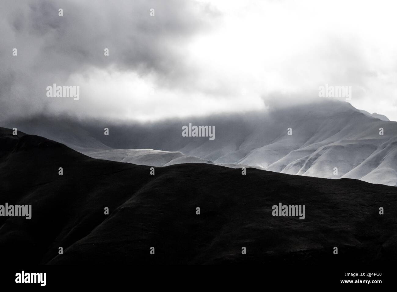Luz y sombras en blanco y negro en las montañas Drakensberg Foto de stock
