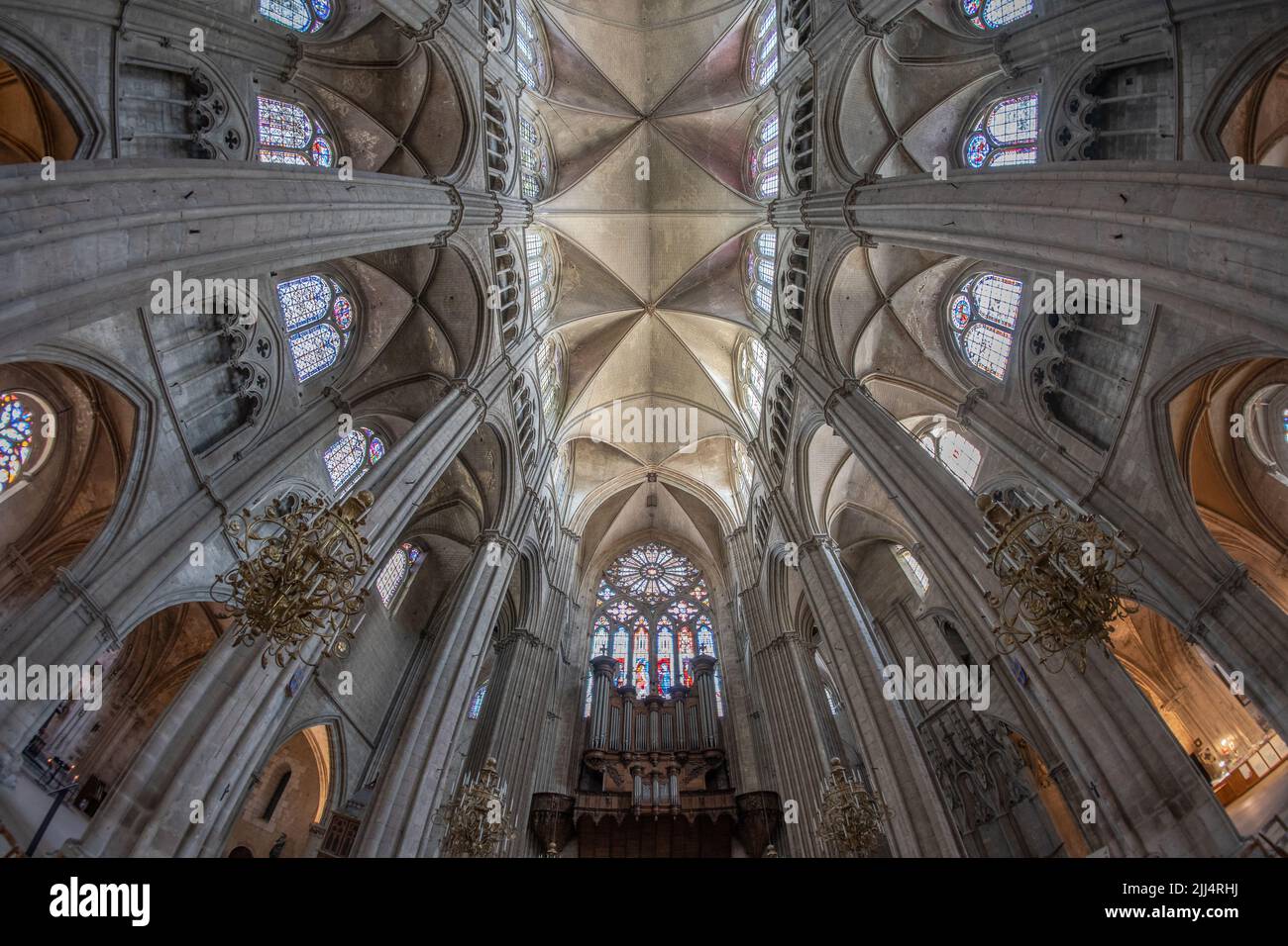 Vista interior de la Catedral de Bourges (Francia) Foto de stock
