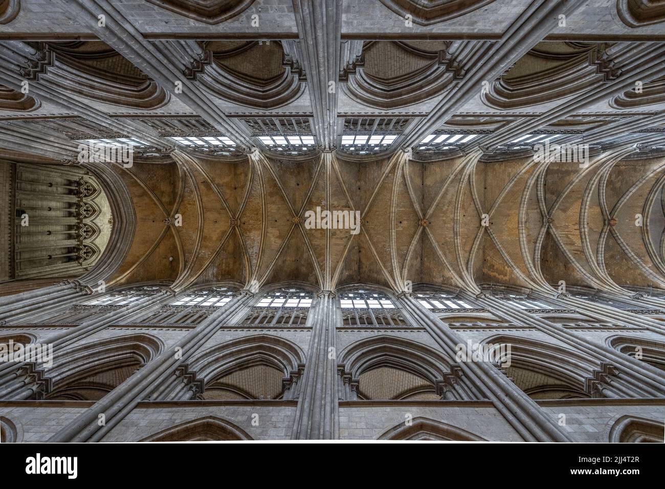La nave principal de la Catedral de Rouen (Francia) Foto de stock