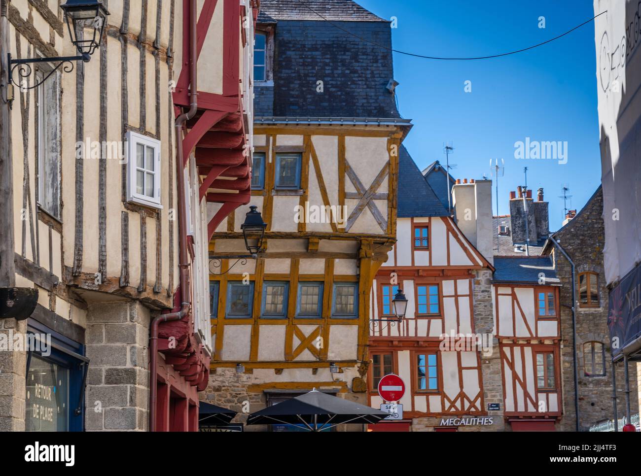 Casas típicas de entramado de madera en la ciudad de Vannes, Bretaña Foto de stock
