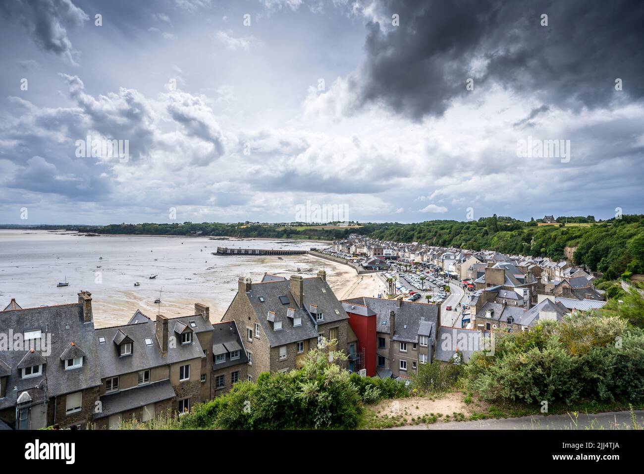 Vista de Cancale, la ciudad de las ostras (Bretaña, Francia) Foto de stock