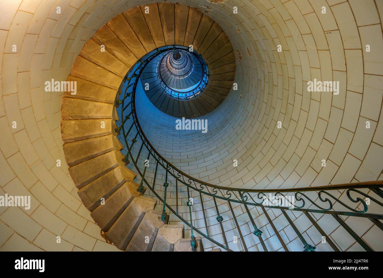 Escalera de caracol en el interior de los encendedores de Eckmühl (Francia) Foto de stock