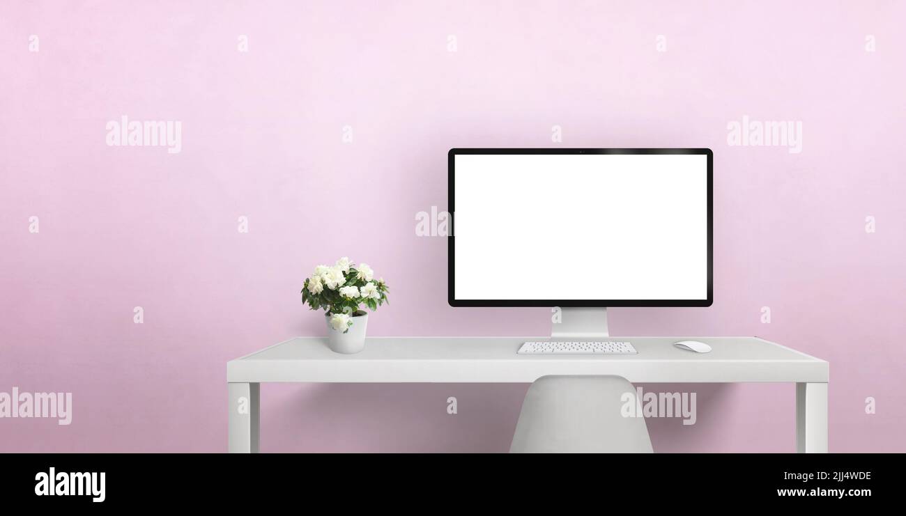 Moderna pantalla de ordenador en un escritorio blanco y pared rosa en la acera. Pantalla de ordenador aislada para mockup, diseño de la promoción de la página web. Espacio de copia Foto de stock