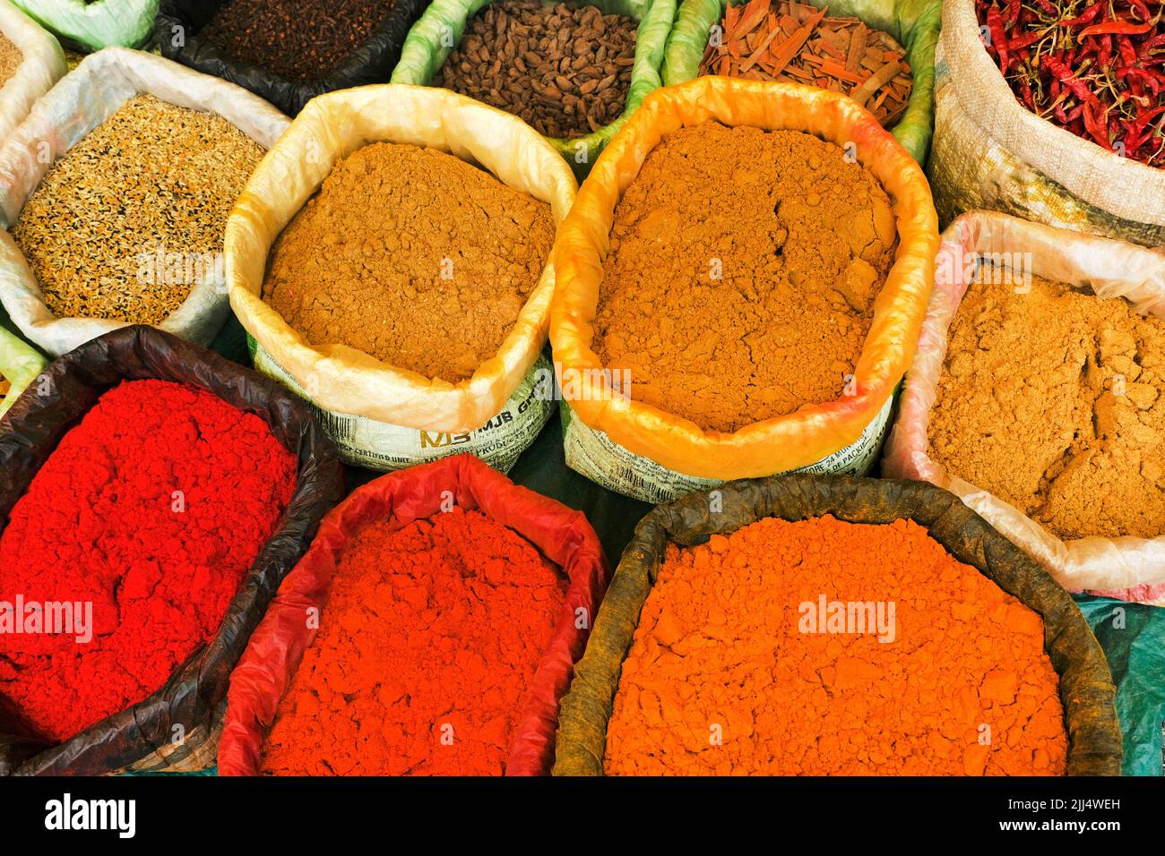 Especias indias coloridas en Bagdogra Mercado local en Bengala Occidental, India. Foto de stock