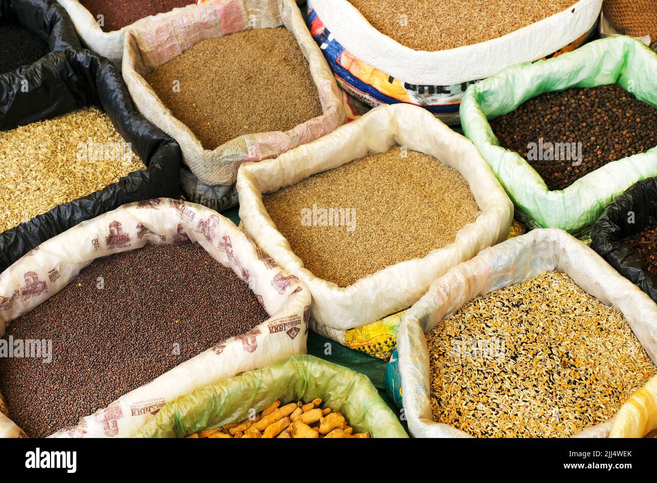 Especias indias coloridas en Bagdogra Mercado local en Bengala Occidental, India. Foto de stock