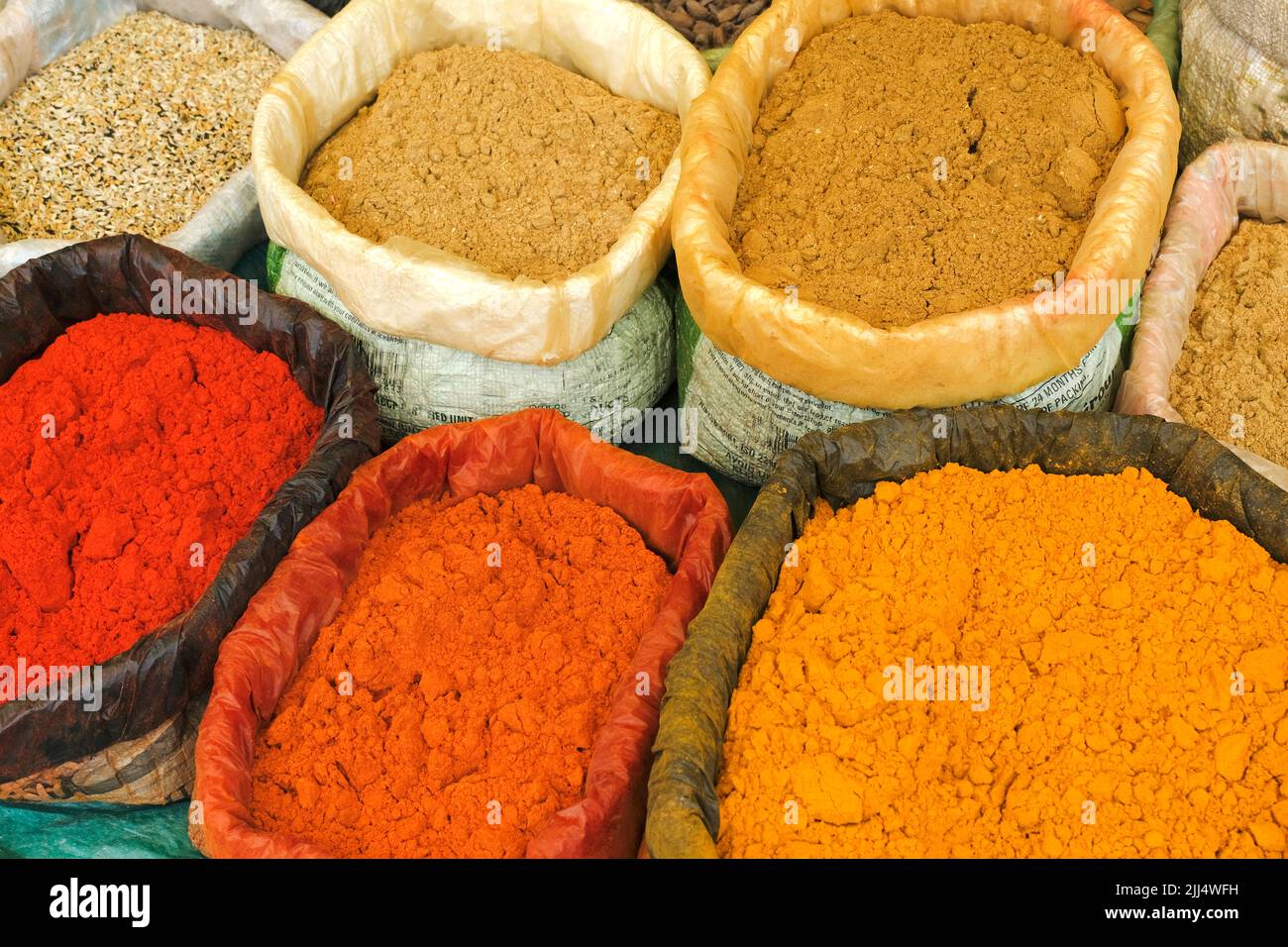 Especias indias coloridas en Bagdogra Mercado local en Bengala Occidental, India. Foto de stock