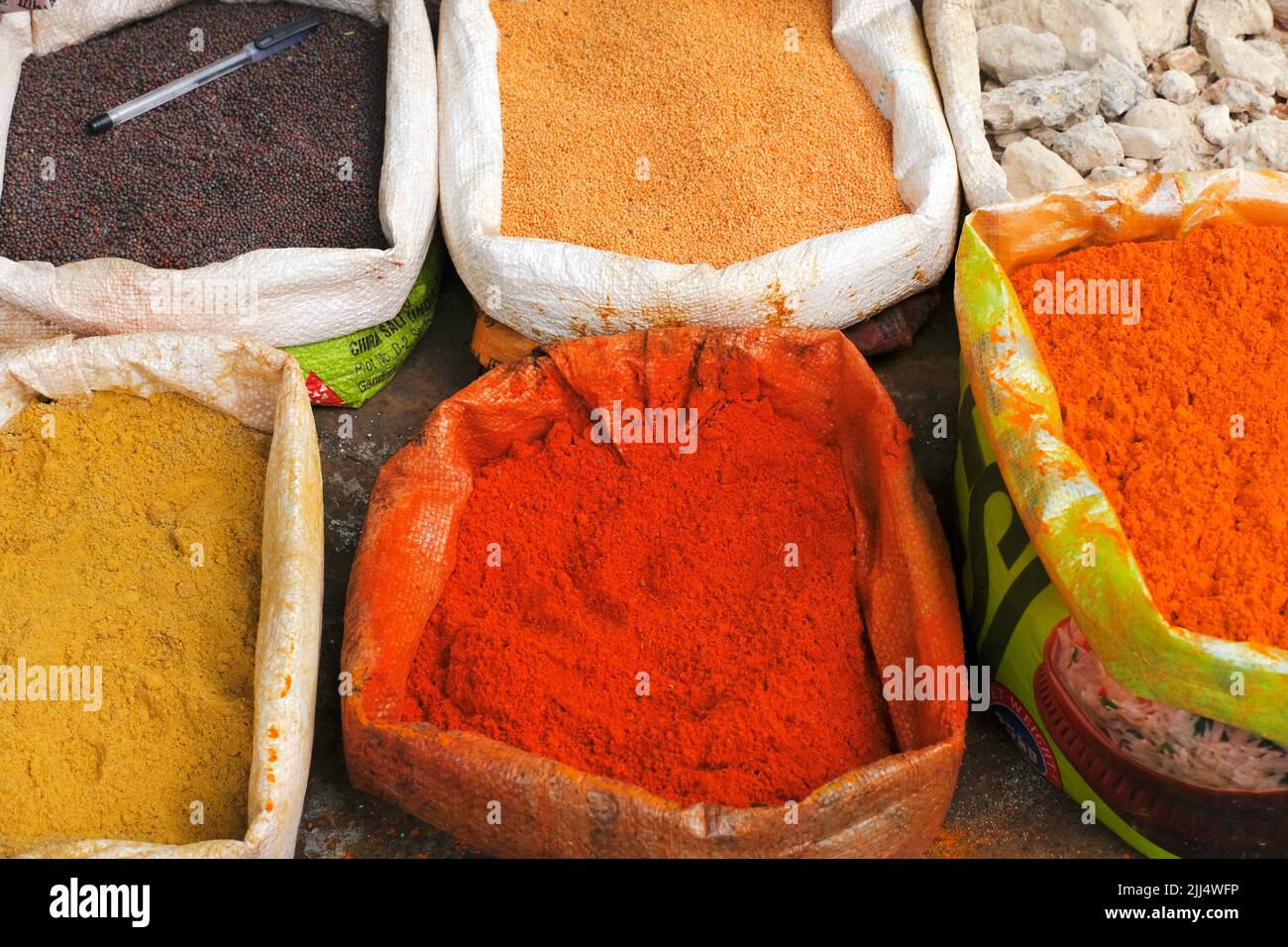 Especias indias coloridas en Bagdogra Mercado local en Bengala Occidental, India. Foto de stock