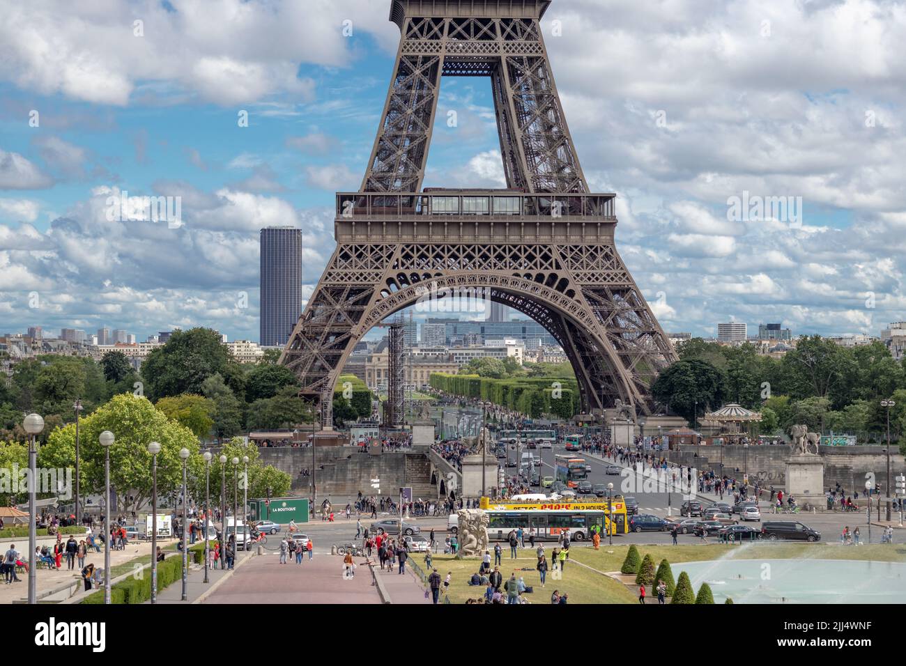 PARÍS / FRANCIA - 10 DE JUNIO de 2019: Vista de la Torre Eiffel desde Jardins du Trocadero. Foto de stock