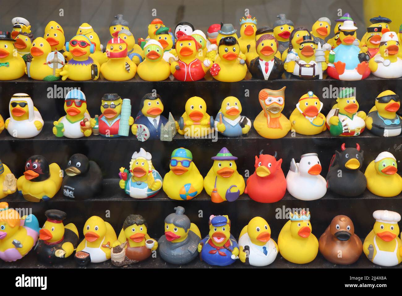 Ámsterdam, Países Bajos - 23 de junio de 2022: Tienda de pato de Ámsterdam. Variedad de divertidos patos de goma como un recuerdo en Ámsterdam. Foto de stock