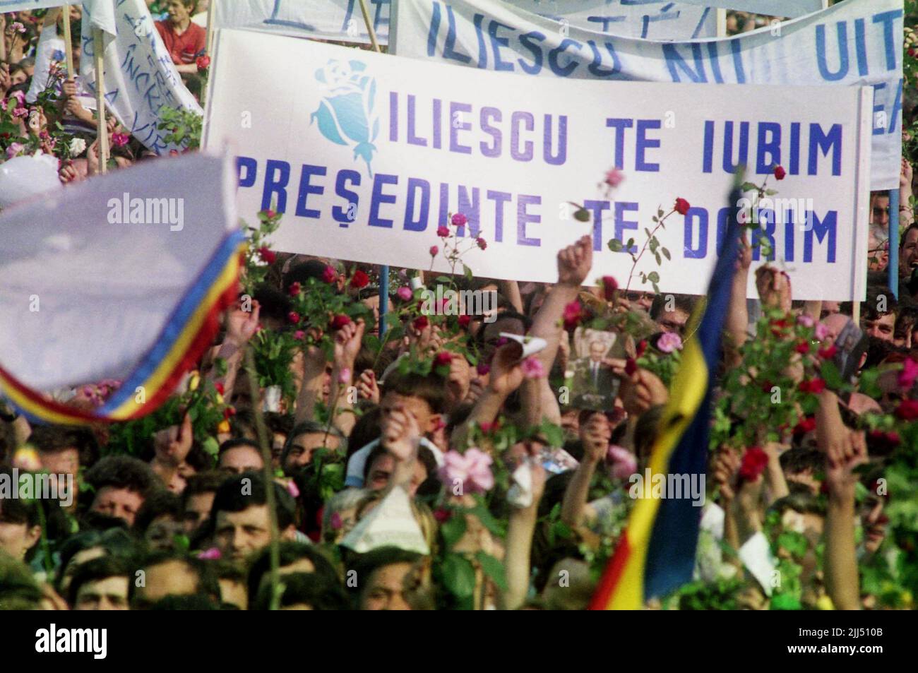 Bucarest, Rumania, mayo de 1990. Multitud asistiendo a una