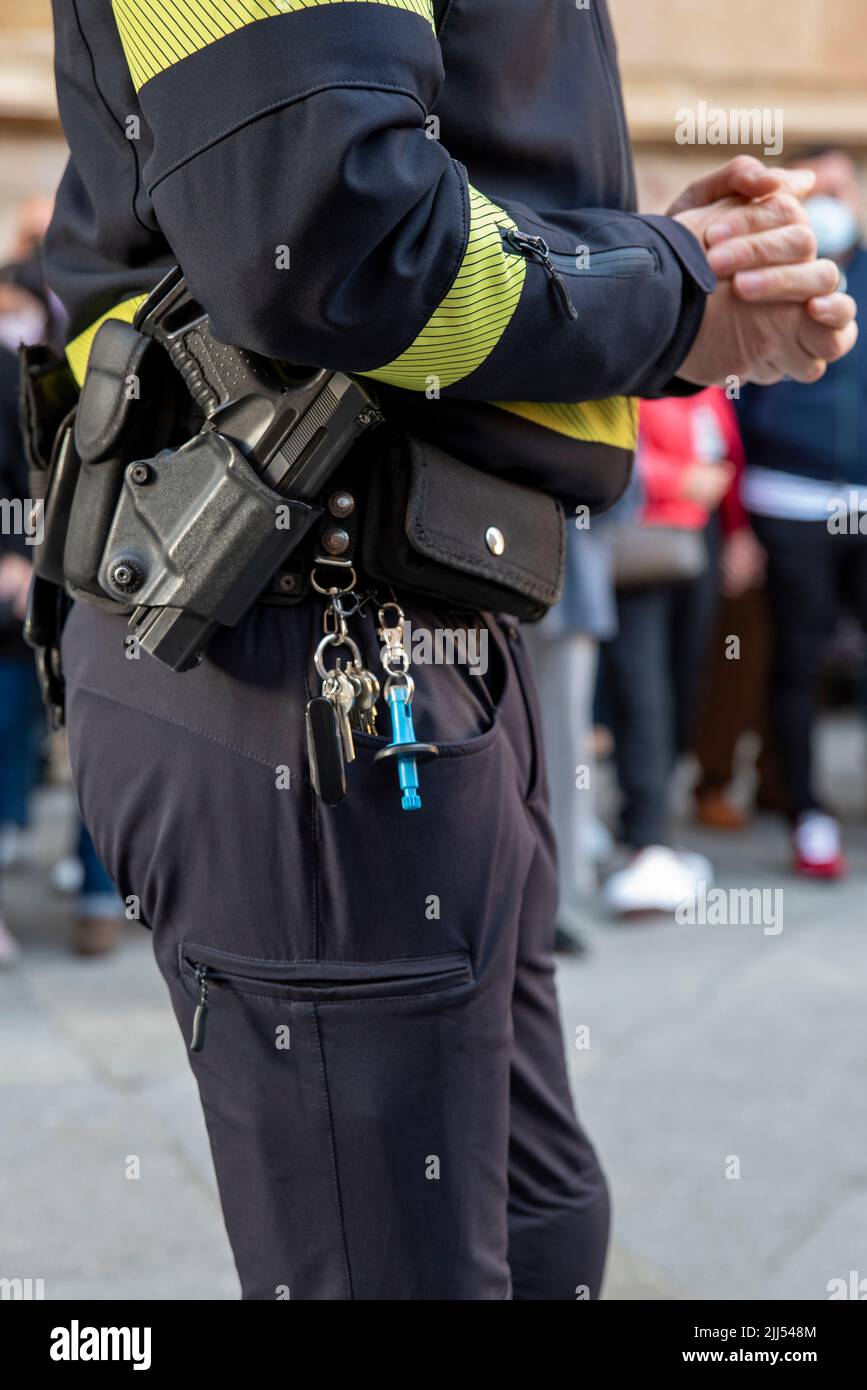 El equipo incluye una radio, linterna y esposas en funda de cinturón del  agente de policía, EE.UU Fotografía de stock - Alamy