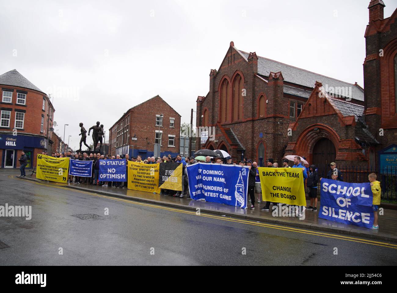 Los aficionados del Everton protestan en las afueras de Goodison Park. Los fans de Everton reanudaron sus protestas fuera de Goodison Park el sábado en un intento de invitar a más escrutinio sobre la “mala gestión” del club bajo el propietario Farhad Moshiri. Fecha de la foto: Sábado 23 de julio de 2022. Foto de stock