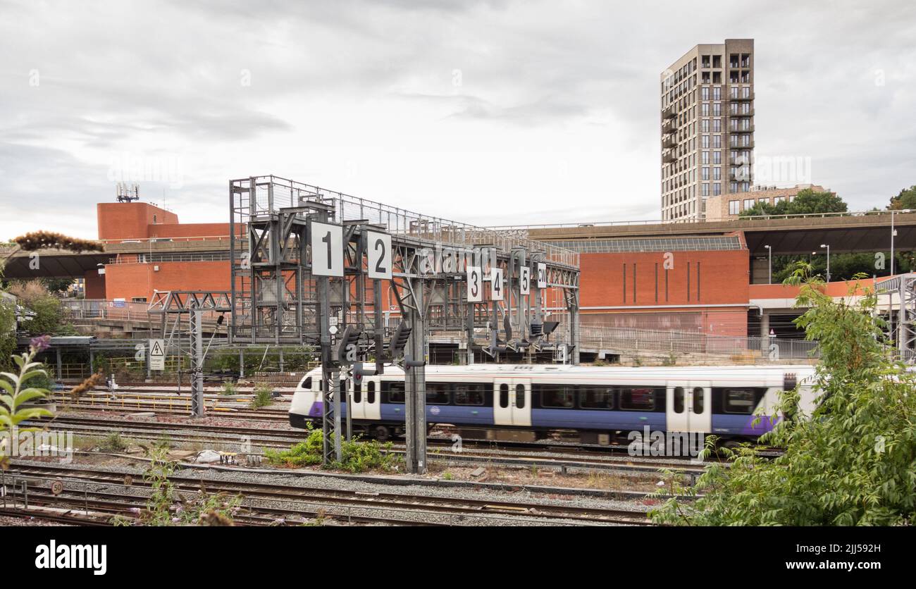 Gantry de señalización en aproximación a la estación de Paddington, Londres, Reino Unido Foto de stock