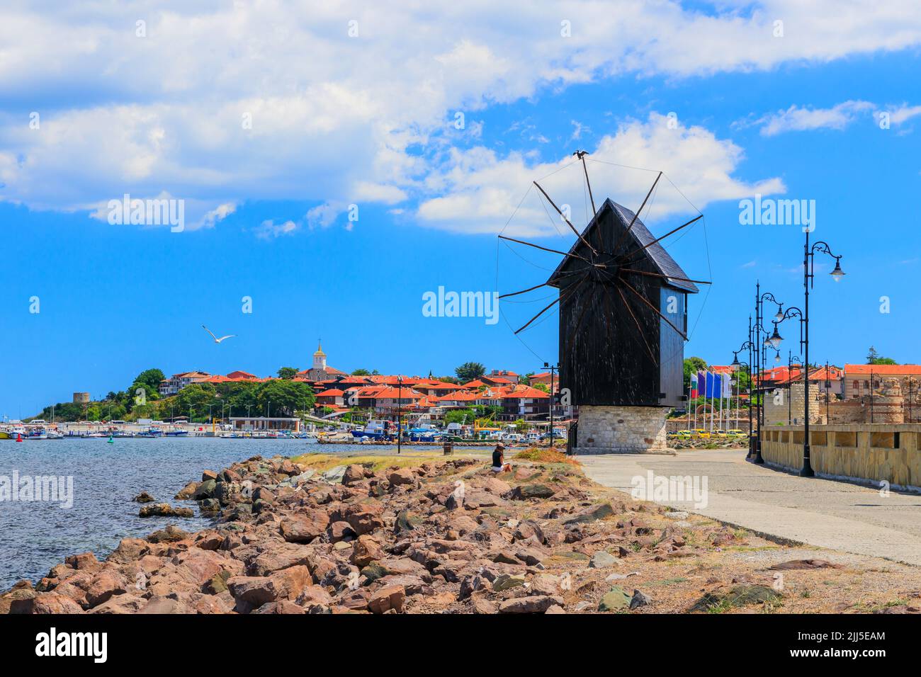 Nessebar (Nesebar), Bulgaria. La antigua ciudad de Nessebar, el molino de viento de madera. Costa del Mar Negro, Burgas. Foto de stock