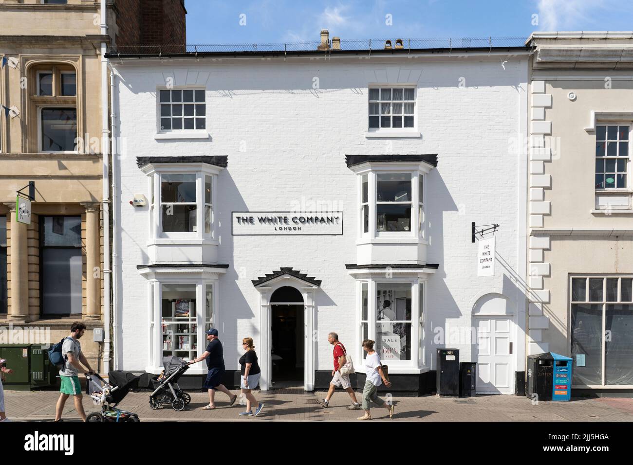 The White Company en su edificio catalogado de grado II (2) en Bridge Street en Stratford Upon Avon, Reino Unido. Una cadena minorista con su propio hogar y ropa Foto de stock