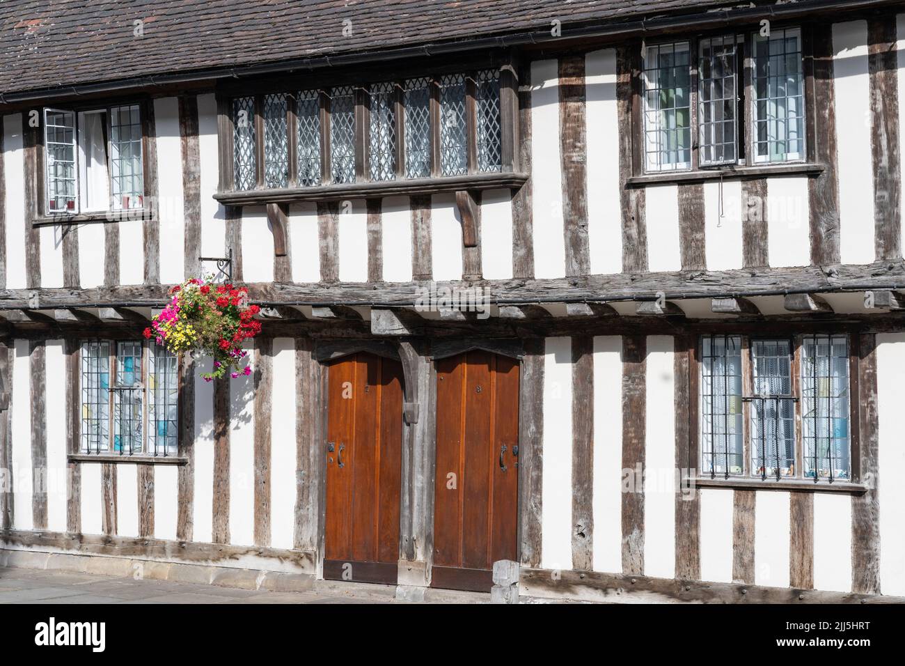 Vista de primer plano en el Grado I (1) se enumeran Almshouses, con jetated madera enmarcado edificios con relleno de yeso en Church Street. Stratford upon Avon, Reino Unido Foto de stock