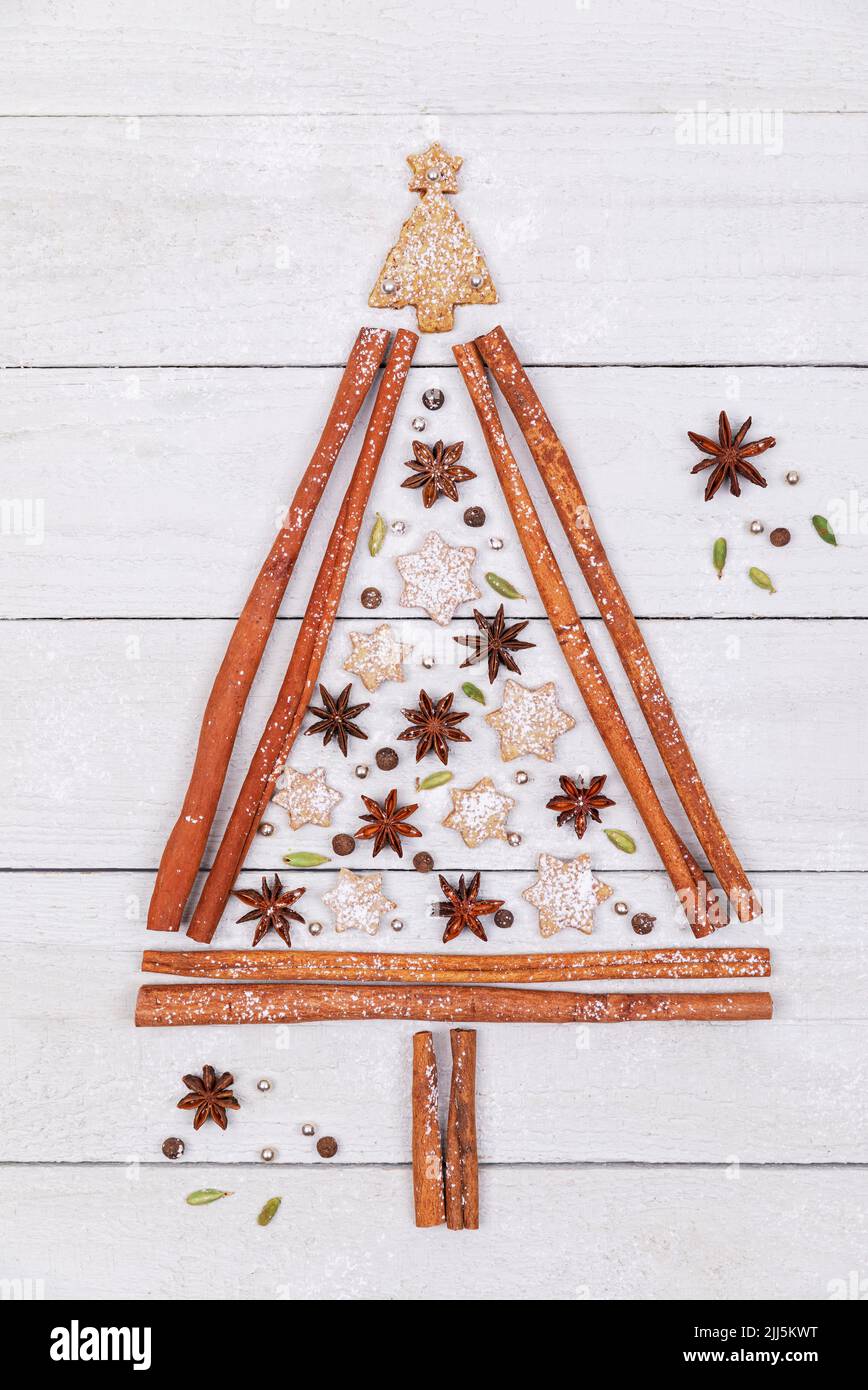 Toma de estudio con forma de árbol de Navidad hecha de varias especias y galletas Foto de stock