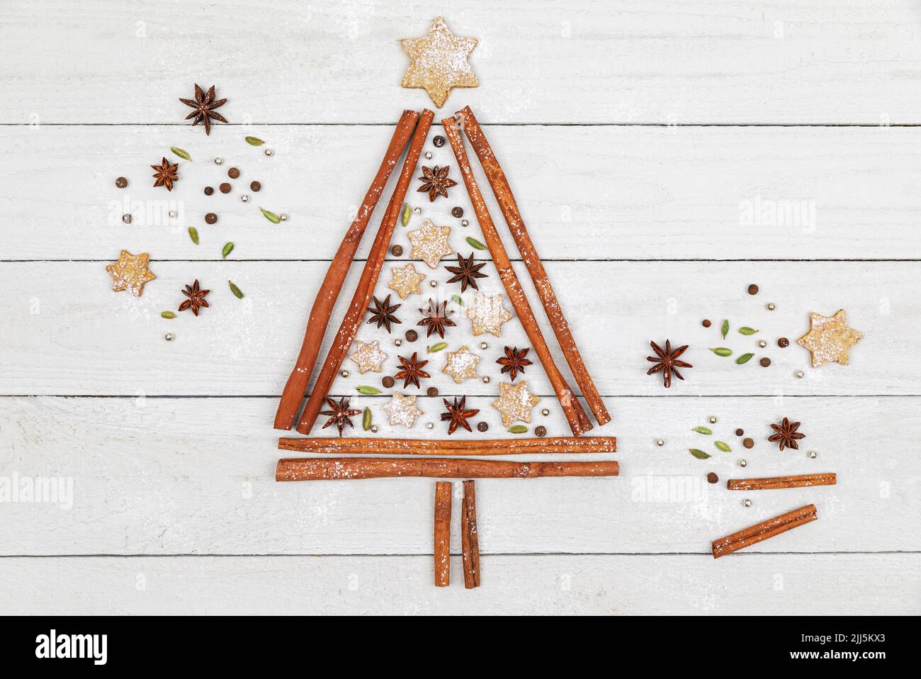 Toma de estudio con forma de árbol de Navidad hecha de varias especias y galletas Foto de stock