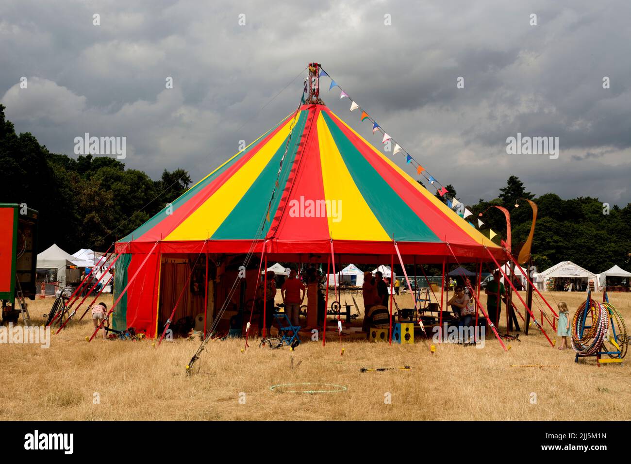 Tienda de juegos para niños en el Warwick Folk Festival, Warwickshire, Reino Unido. Julio 2022. Foto de stock