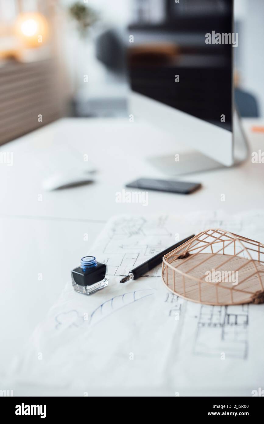Modelo arquitectónico y plano en el escritorio de la oficina Foto de stock