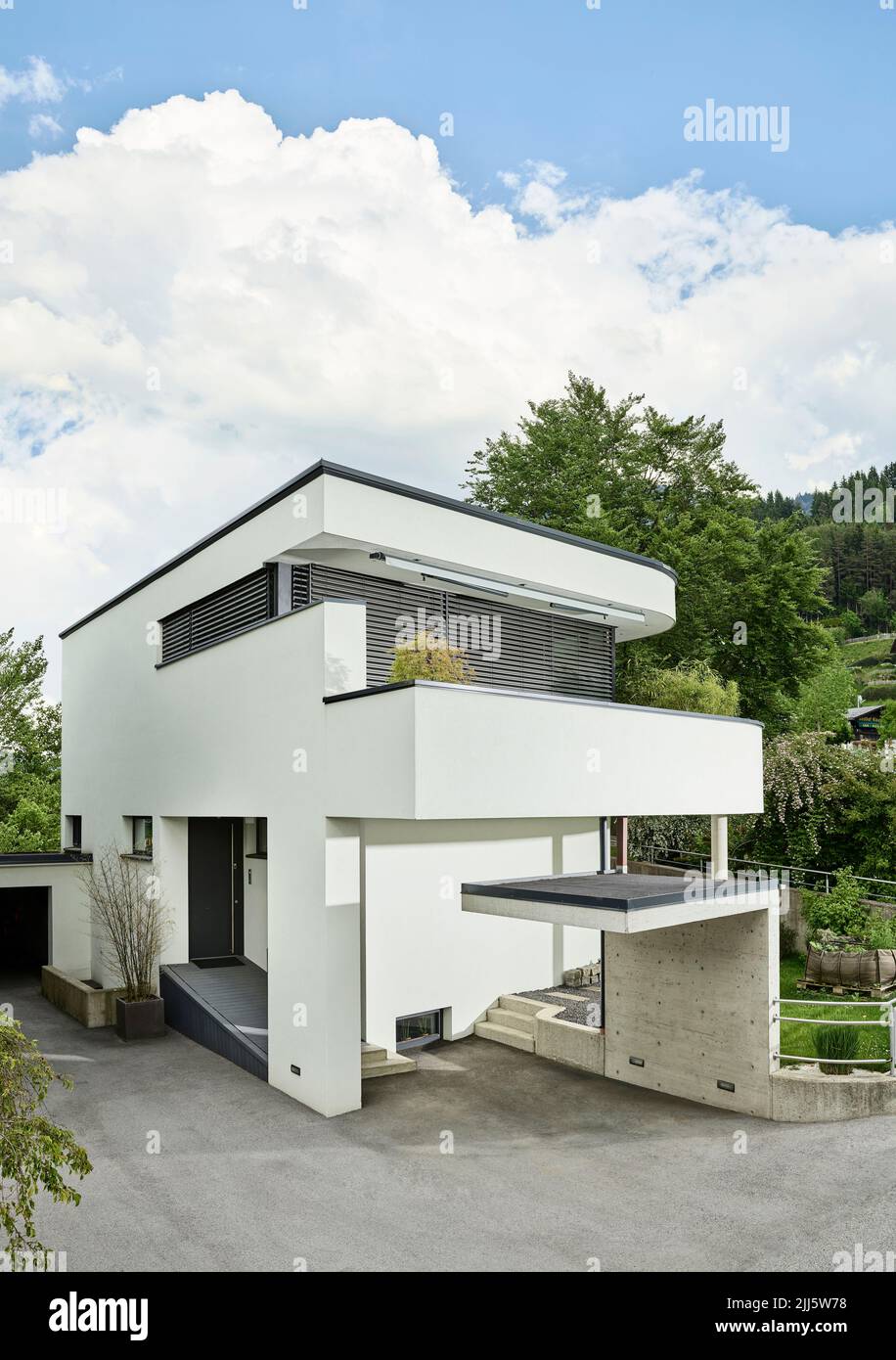 Austria, Tirol, Exterior de casa unifamiliar pintada de blanco Foto de stock