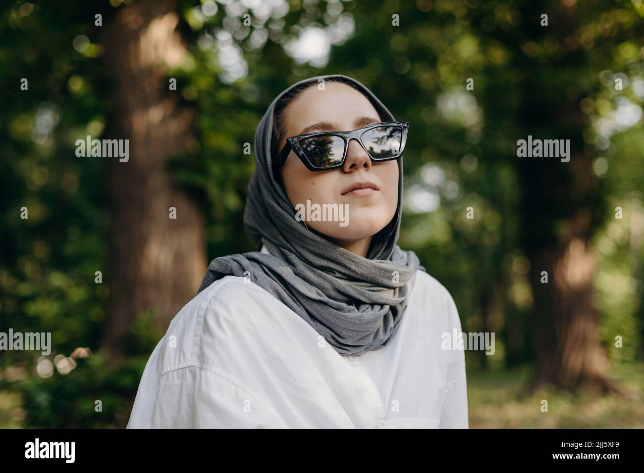 Mujeres europeas con pañuelos en la cabeza fotografías e imágenes de alta  resolución - Alamy