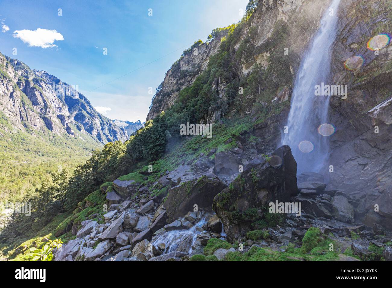 Cascada de Foroglio salpicando en rocas en el valle Foto de stock