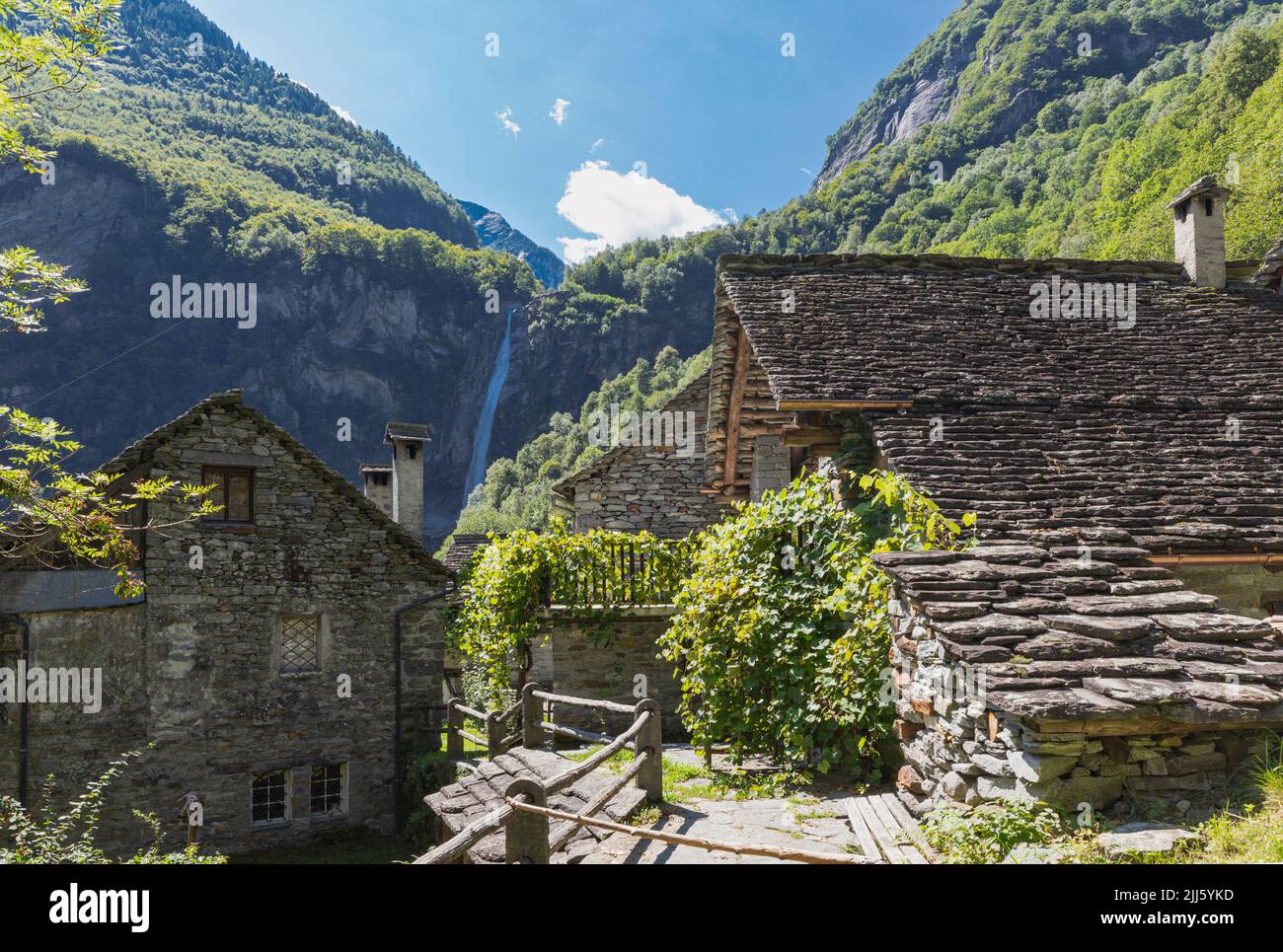 Casas de piedra de estilo antiguo en el pueblo de montaña Foto de stock