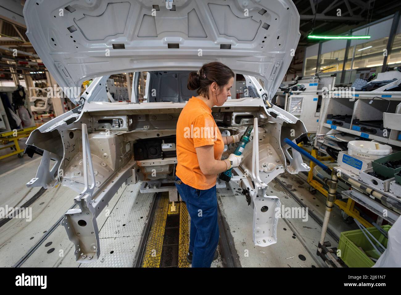 Trabajadora en la línea de montaje de la fábrica de automóviles Foto de stock