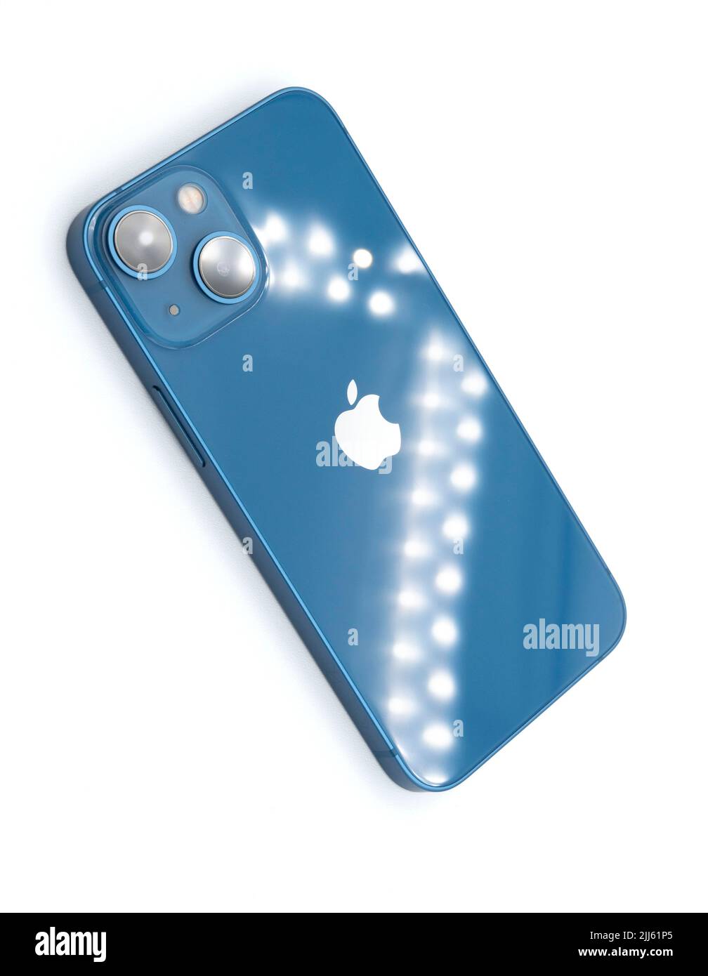 Azul Apple iPhone 13 Mini corte aislado sobre fondo blanco Foto de stock