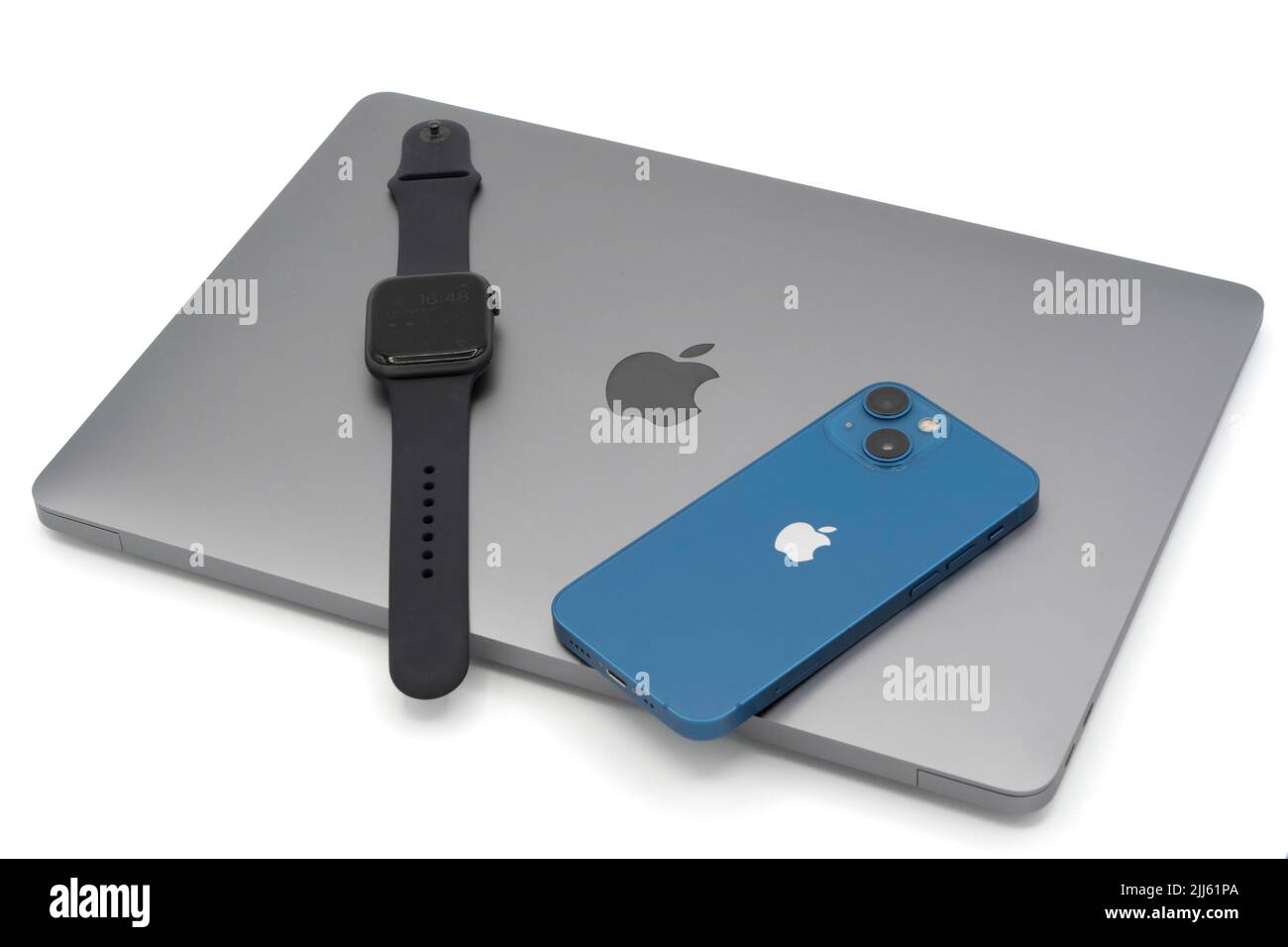 Productos Apple: Ordenador portátil MacBook Air, reloj inteligente Apple Watch y Apple iPhone 13 Mini Foto de stock