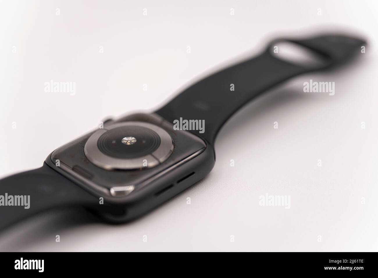 Los sensores de la parte posterior del reloj inteligente Apple Watch cortan aislados sobre fondo blanco Foto de stock