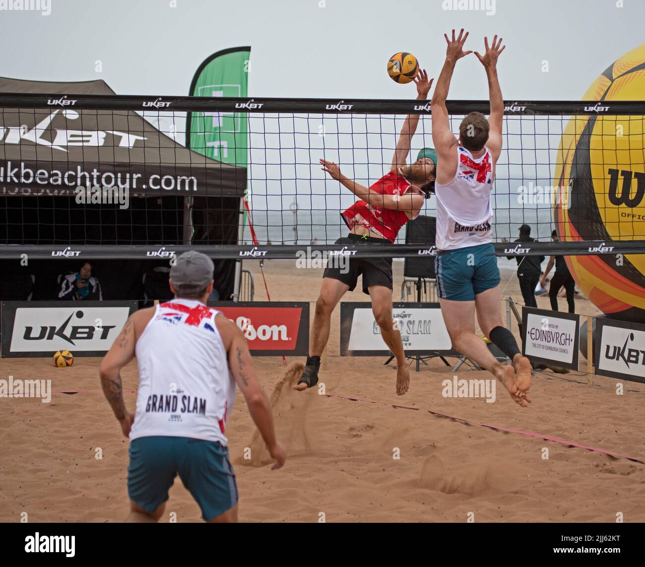 Portobello, Edimburgo, Escocia. 23rd de julio de 2022. Voleibol de playa, Escocia Grand Slam Series 2022, primer día completo de Torneo se calienta para este evento de 3 estrellas UKBT. El torneo se calienta llevando a las semifinales para equipos femeninos y masculinos, se lleva a cabo el sábado y el domingo y concluye con finales el domingo. Crédito: Arch White/alamy noticias en vivo. Foto de stock