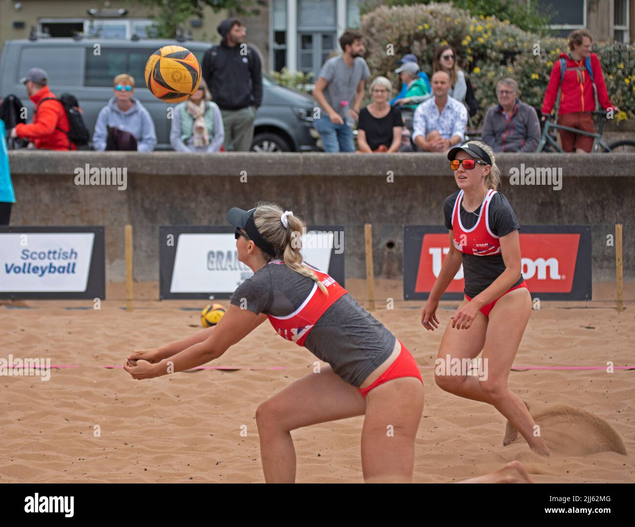 Portobello, Edimburgo, Escocia. 23rd de julio de 2022. Voleibol de playa, Escocia Grand Slam Series 2022, primer día completo de Torneo se calienta para este evento de 3 estrellas UKBT. El torneo se calienta llevando a las semifinales para equipos femeninos y masculinos, se lleva a cabo el sábado y el domingo y concluye con finales el domingo. En la foto: Rachel Morrison y Katie Barbour. Crédito: Arch White/alamy noticias en vivo. Foto de stock