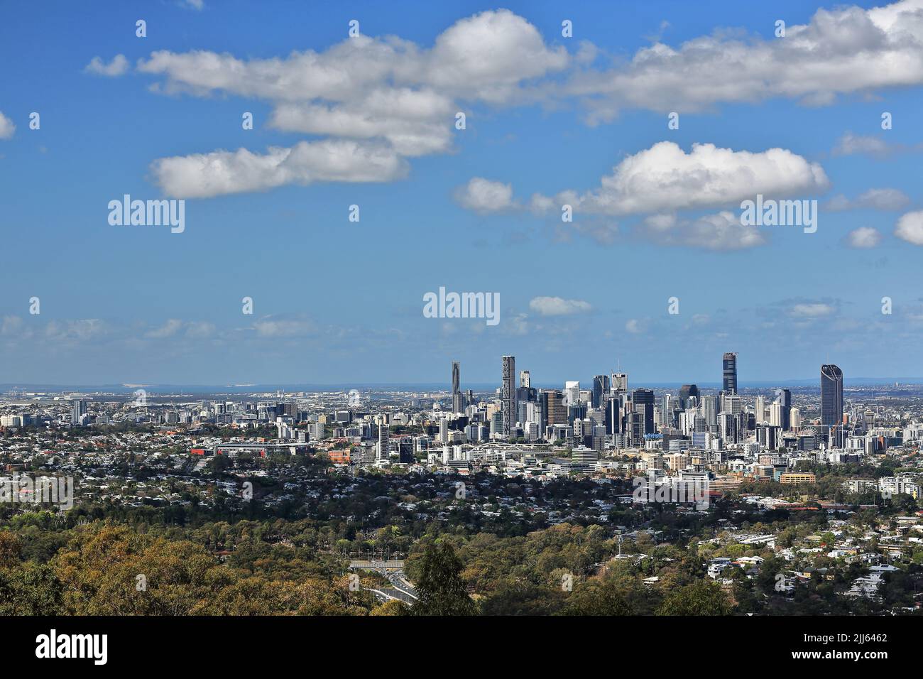 Paisaje urbano de 094 con los rascacielos del CBD vistos desde el mirador del Monte Coot-tha. Brisbane-Australia. Foto de stock