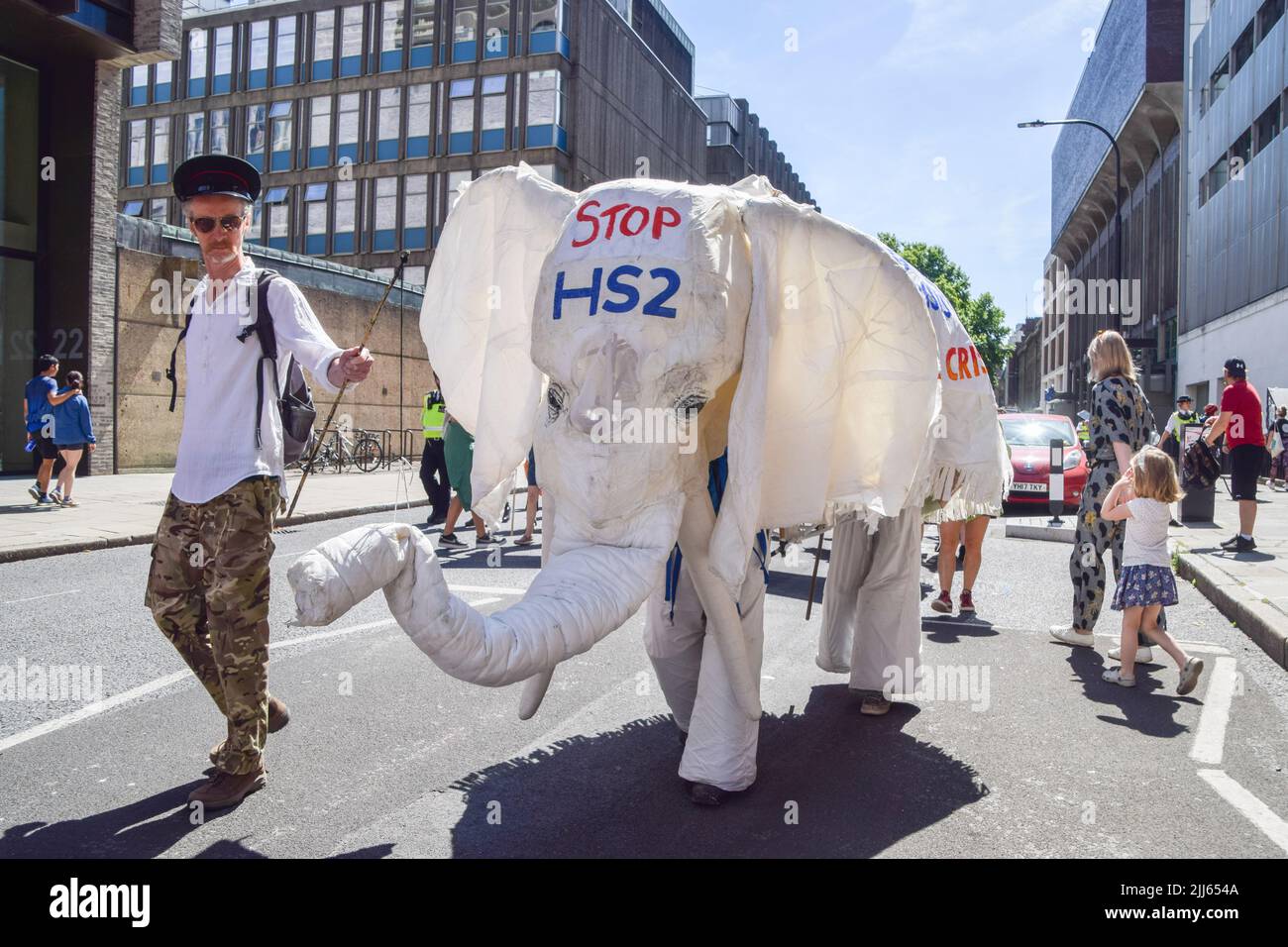 Londres, Inglaterra, Reino Unido. 23rd de julio de 2022. Activistas vestidos de elefante blanco marchan contra la línea ferroviaria HS2 (Alta Velocidad 2). Los manifestantes de Just Stop Oil, Extinction Rebelion, aislar a Gran Bretaña y otros grupos organizaron una marcha a través del centro de Londres pidiendo al gobierno que ponga fin a los combustibles fósiles, que graven a los grandes contaminadores y multimillonarios, que proporcionen aislamiento a todos los hogares y actúen sobre el clima y el costo de las crisis de vida. (Imagen de crédito: © Vuk Valcic/ZUMA Press Wire) Foto de stock