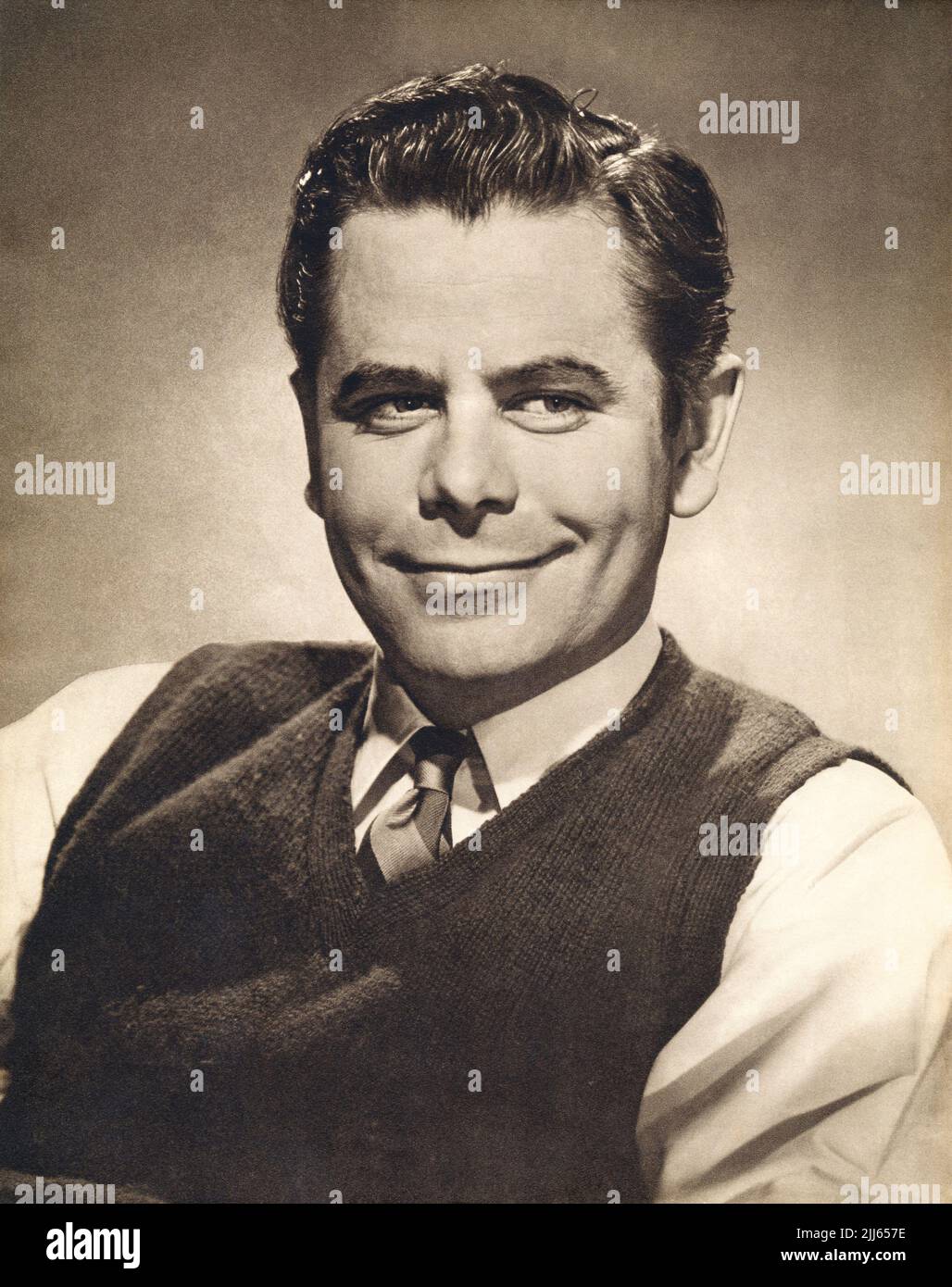 Vintage 1951 foto publicitaria del actor de cine de Hollywood Glenn Ford. Foto de stock