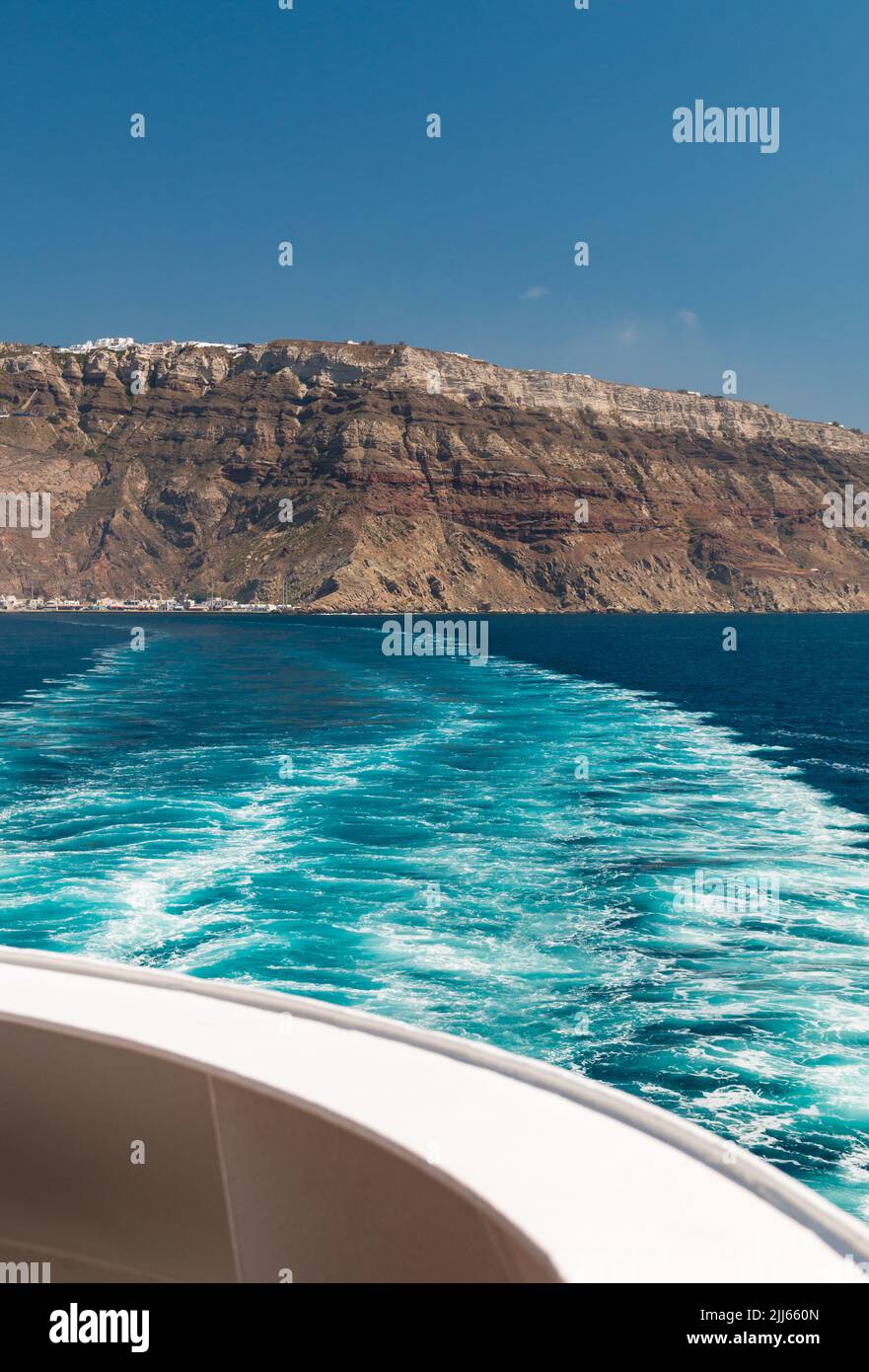 Vista de la isla de Santorini desde un barco Foto de stock
