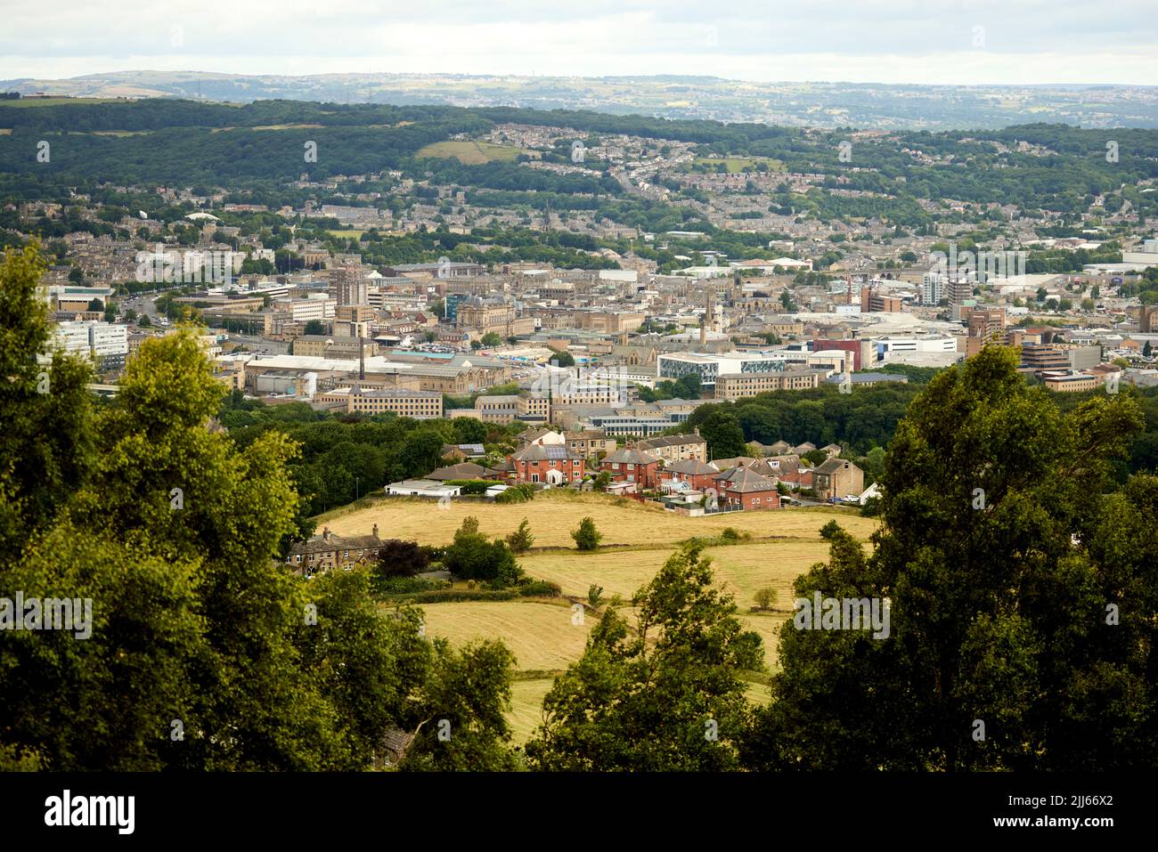 Vista del horizonte de Huddersfield desde Castle Hill Foto de stock